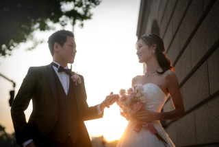 夕日に包まれ手を取り合うおふたりを、光と影のバランスにこだわって撮影。自然な表情や柔らかな雰囲気も大切にしています。ご希望のポーズやイメージがあれば、ぜひ気軽にご相談ください！