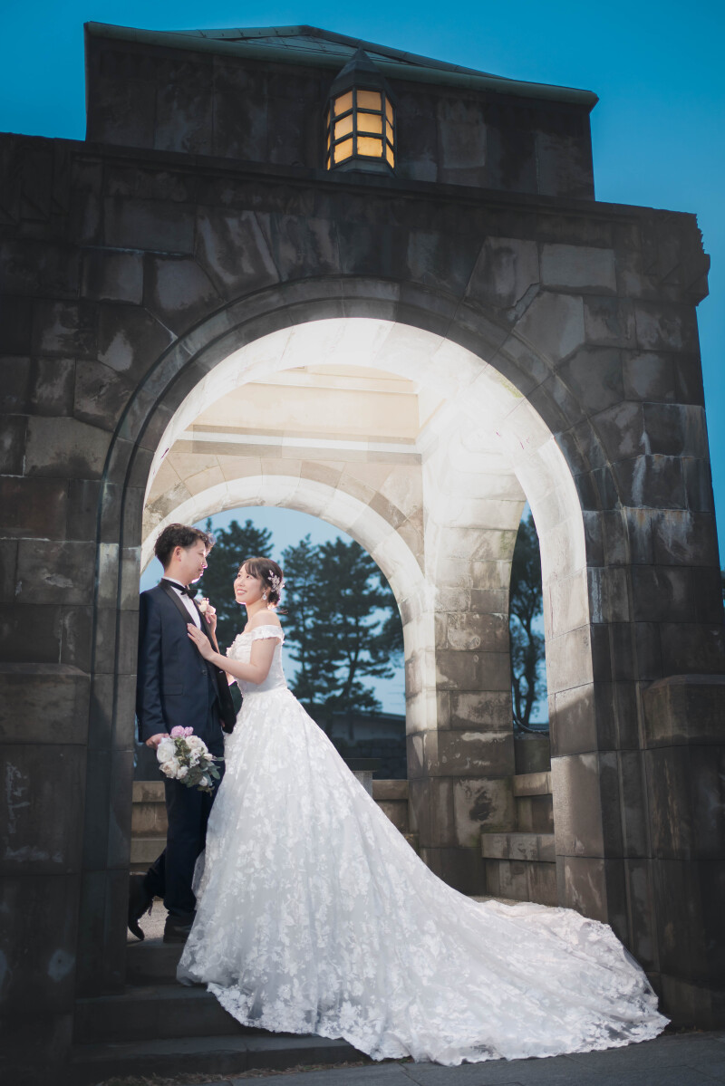 日の入り直後の柔らかな光が残る時間帯に撮影した一枚。やさしい夕景の空を背景に、見つめ合うおふたりの表情がより一層引き立ちました。特別な瞬間を、自然な空気感とともに写真におさめました。