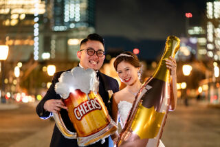 撮影小物を取り入れることで、楽しい雰囲気やおふたりらしさを引き立てられます◎ビールの小物を手に、思わず笑顔があふれる一枚に。小物の持ち込みは自由ですので、ぜひお気に入りのアイテムをお持ちください！