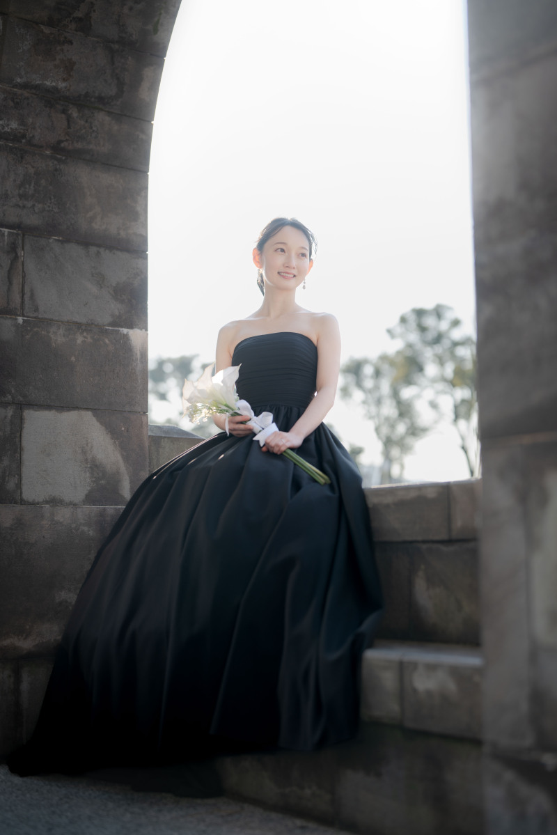 落ち着いたトーンと光のコントラストが、上品でミステリアスな雰囲気を演出。静かに佇む姿に、洗練された美しさを。