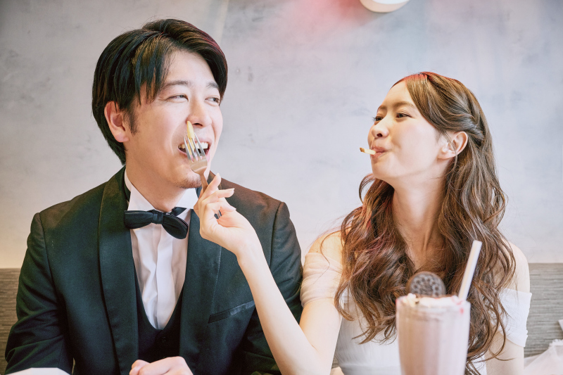 ポテトを頬張る可愛らしく個性的なショット!