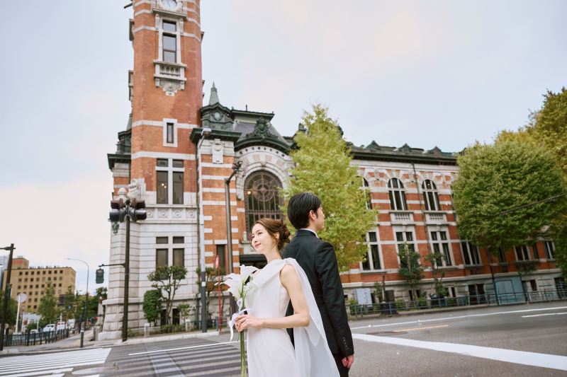 横浜市開港記念会館をバックにレトロな印象も素敵。