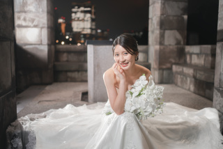 新婦様のソロショット！表情・姿勢・背景の全体バランスを丁寧に整え、上品さとクラシカルな雰囲気が共存する仕上がりに。