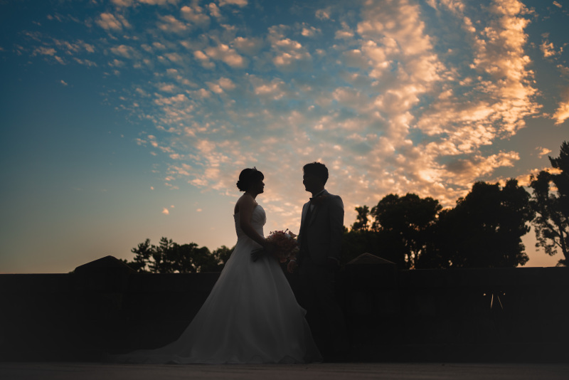 光の移ろいを丁寧に捉え、写真にやわらかな奥行きをプラスしました。おふたりの立ち位置も微調整し、雰囲気たっぷりの一枚に仕上げています。