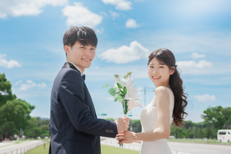 青空を背景に負けない眩しい笑顔☆主役のおふたりがより印象的に見えるよう仕上げています！