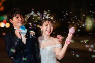 ほんの一瞬の笑顔を逃さないよう、連続で撮影しながらおふたりの自然体を引き出したナイト撮影の写真です！