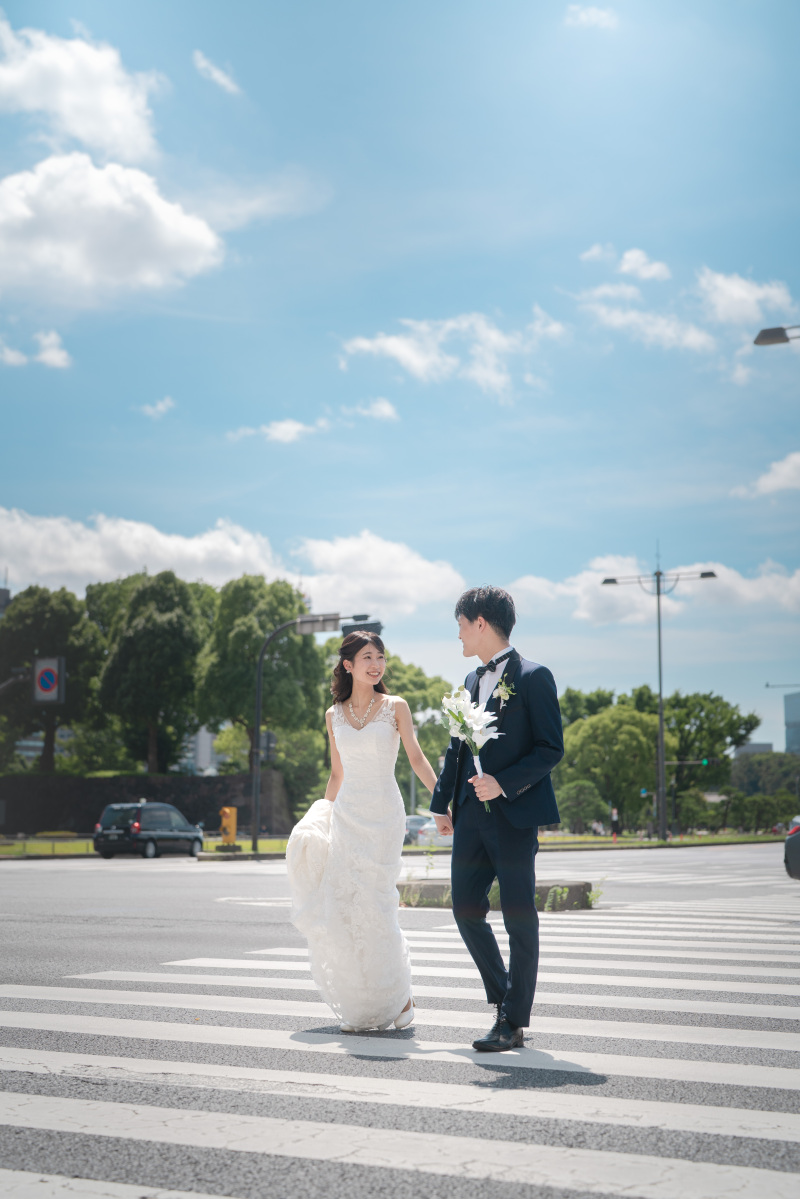 快晴のロケーションを活かすため、少し離れた距離から撮影した1枚。おふたりと背景がバランス良く映るよう調整しました。