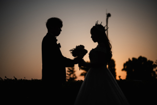 サンセットで撮影したおふたりのシルエット写真です。屋外ロケーションでは、空や夕日とおふたりのシルエットを一緒におさめることで、幻想的な一枚に仕上がります！広角での構図もおすすめです◎