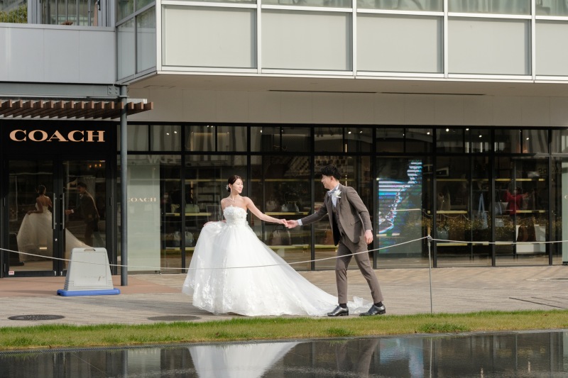 ガラスや水面に映るおふたりが幻想的なお写真に