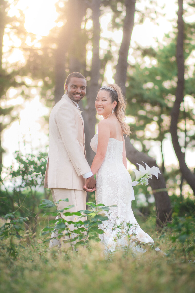 表情・姿勢・背景の全体バランスを丁寧に整え、自然体と上品さが共存する仕上がりに。柔らかな光の中でおふたりの笑顔や楽しげな表情を引き立て、一瞬の空気感を切り取った一枚です。