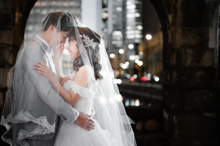 夜景を背景に、おふたりが見つめ合い微笑む瞬間を切り取りました。柔らかな光に包まれたロマンティックな一枚で、見るたびに幸せな気持ちがよみがえります。ウェルカムボードやアルバムにもおすすめのカットです。