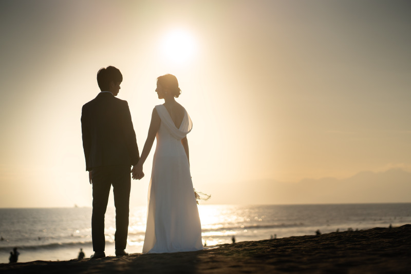 おふたりが一番綺麗に見えるシルエットを探し、逆光の柔らかな光を活かして撮影しました♪ふんわりと包み込むような光がドラマチックな雰囲気をつくり、“惹き込まれる一枚”に仕上がっています。