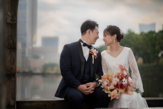 背景の木々や建物のラインまで丁寧に整え、全体が美しくまとまるようバランスを細かく調整しています♪主役のおふたりが自然と引き立つよう、落ち着いた雰囲気を大切に仕上げた一枚です。