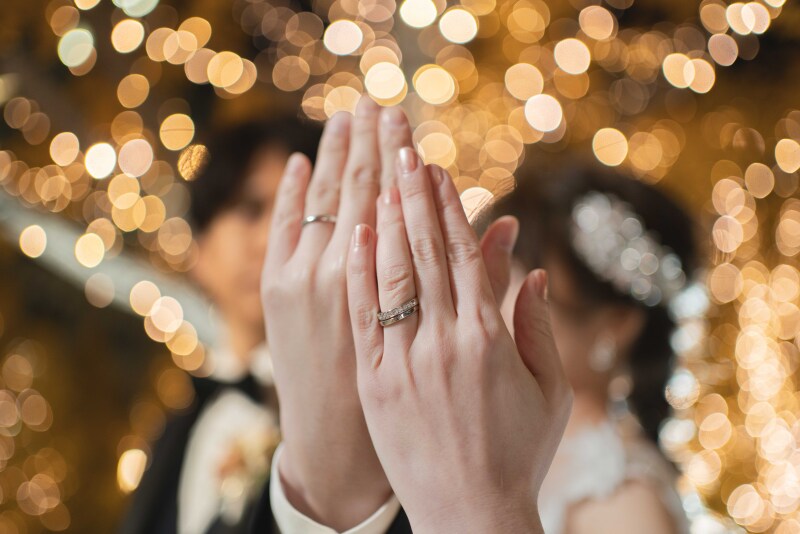 結婚指輪をしたおふたりの手元を丁寧に切り取った一枚です。重なり合う手の距離感や温度が伝わり、指輪のきらめきとともに特別な瞬間を残せます◎小物を添えても、よりおふたりらしい雰囲気に仕上がります!