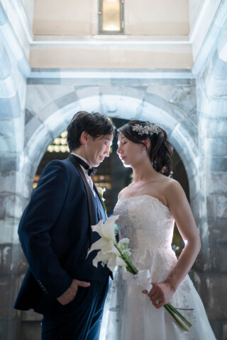 風景の色味に合わせて写真全体のトーンをやわらかく整え、おふたりの表情が自然に引き立つよう構図にもこだわりました。やさしい雰囲気を感じられる一枚に仕上げています。