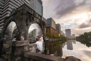 見晴らしのよいロケーションを活かして、ワイドアングルでダイナミックに撮影しました。スケール感のある構図で、街の雰囲気とおふたりの表情がどちらも引き立つ一枚に。ロケ地の魅力もしっかり映し出しています。