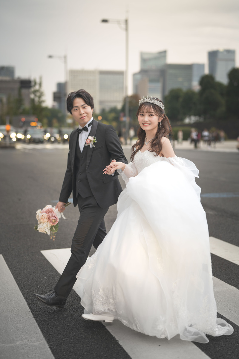 歩くリズムに寄り添い、自然な笑顔をふんわりと。