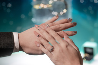 手と手が重なり合い、静かな絆がそっと浮かぶ一枚。