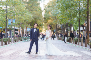 動きのある瞬間でも美しく映るよう、姿勢や足元の向きを丁寧に調整しました。自然な躍動感が伝わる、軽やかで生き生きとした一枚に仕上げています。