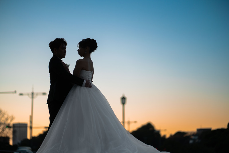 サンセットで撮影したシルエットフォトです。広い空や夕日の色を背景に、おふたりのシルエットが浮かび上がる幻想的な一枚に。広角アングルとの相性もピッタリです◎