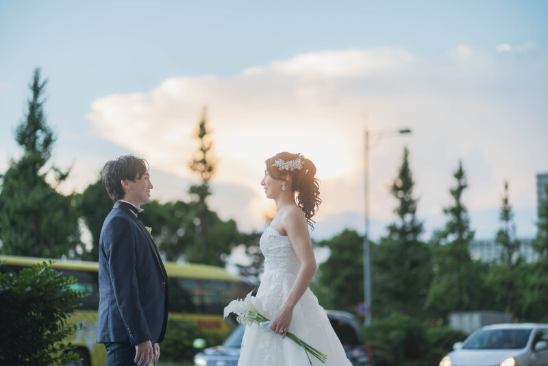 背景の奥行きを活かし、おふたりの視線の先に物語が生まれるよう構図を整えました。光の入り方にもこだわり、自然な雰囲気を大切に撮影しています。ご希望の雰囲気があれば、ぜひお気軽にご相談ください!