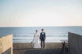 ロケーションの広がりを活かすため、少し距離を取り撮影しました。おふたりのシルエットと背景のバランスを整え、落ち着いた雰囲気を大切にした一枚です。