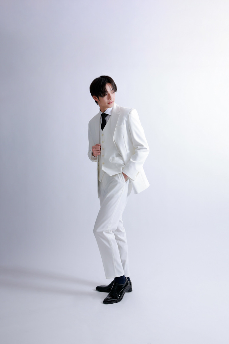 白タキシード&times;黒ネクタイ