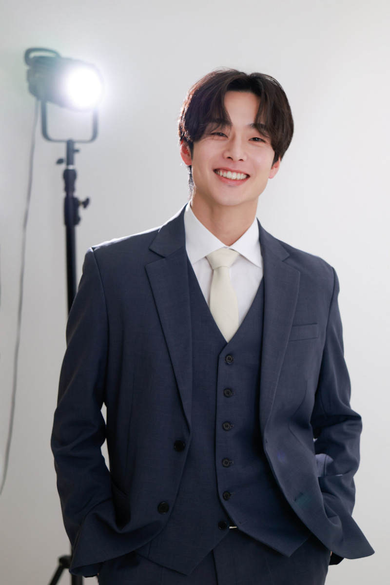 グレー&times;白シャツ&times;白タイ