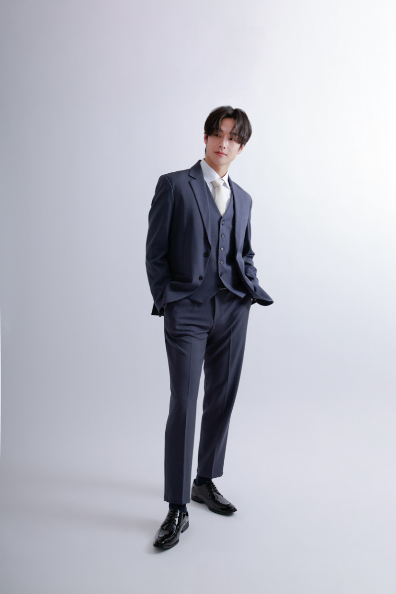 グレー&times;白シャツ&times;白タイ