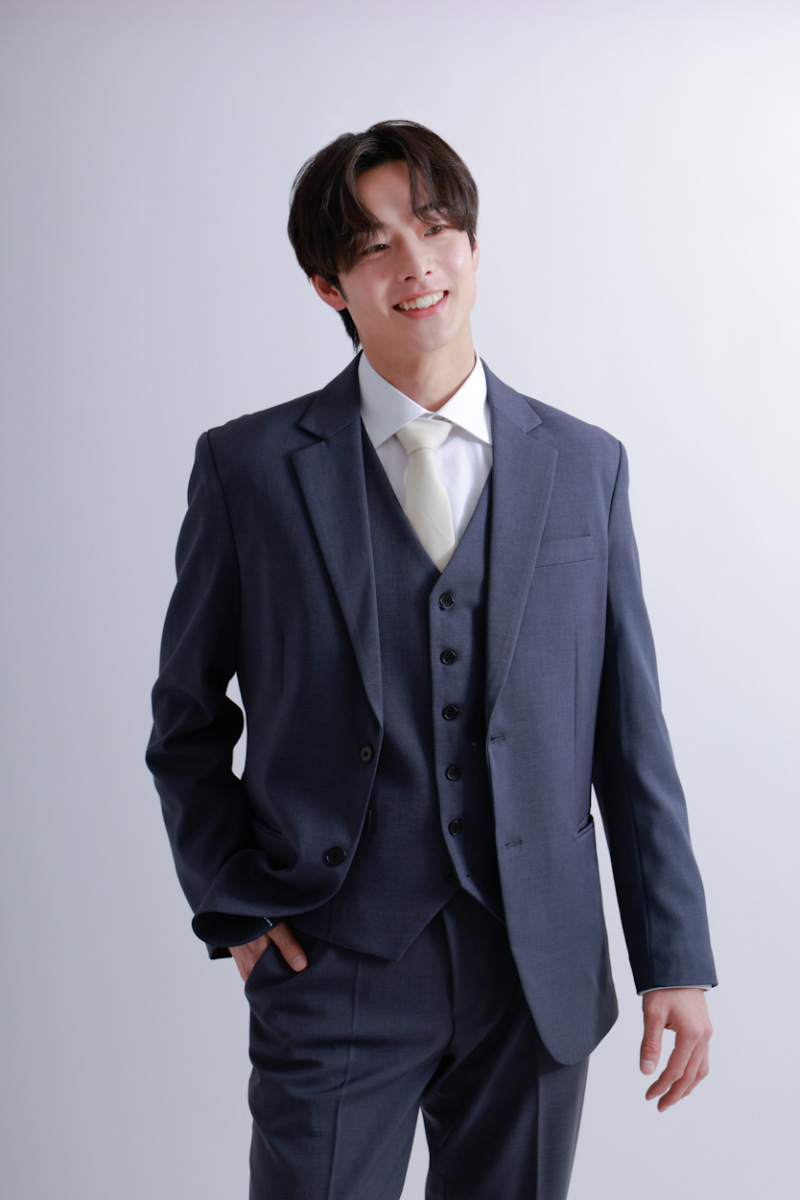 グレー&times;白シャツ&times;白タイ