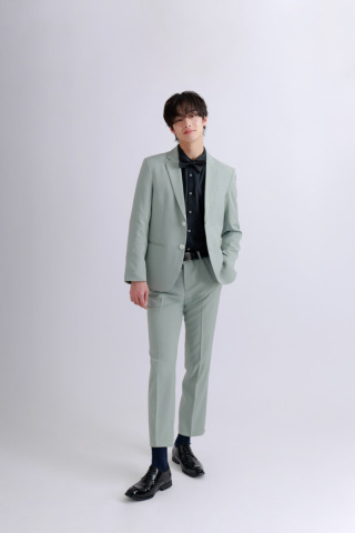 グリーン&times;黒シャツ&times;黒蝶タイ