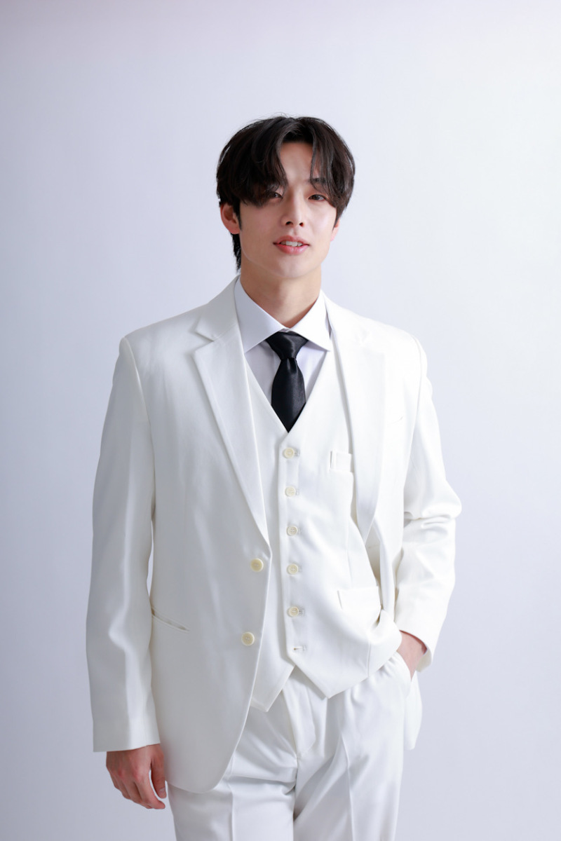 白タキシード&times;黒ネクタイ