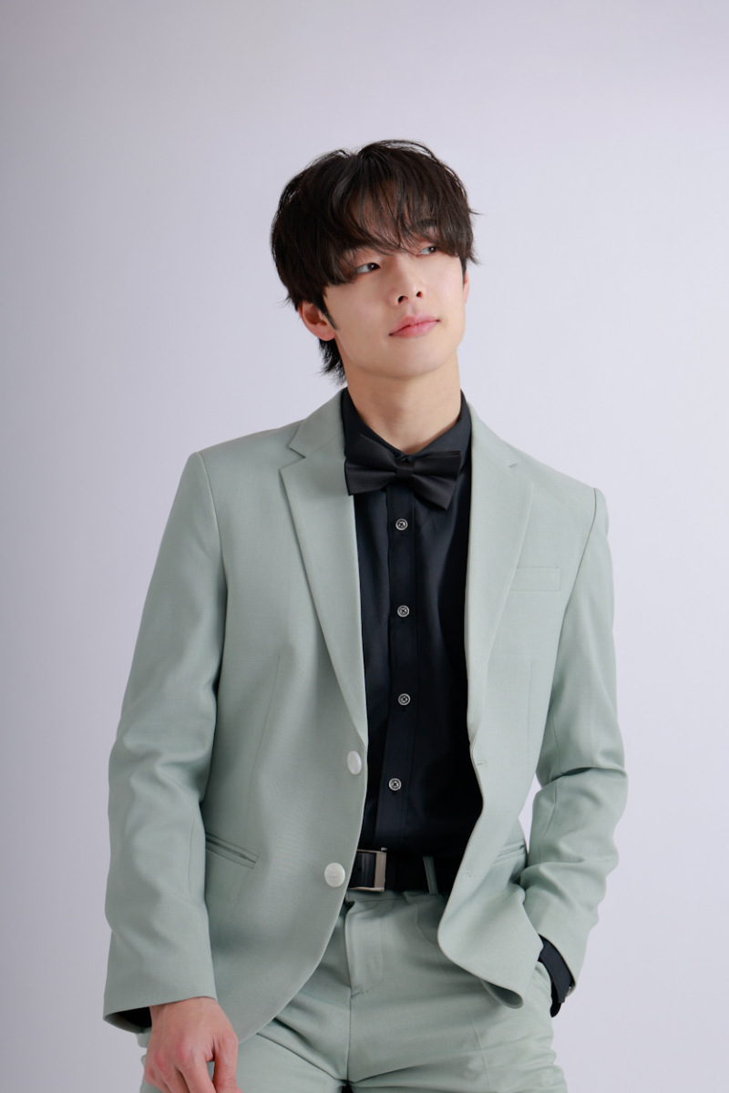 グリーン&times;黒シャツ&times;黒蝶タイ