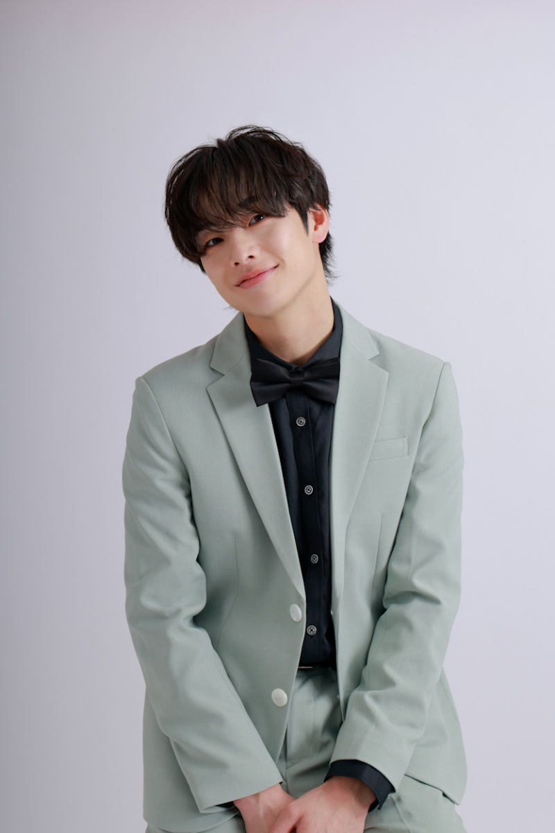 グリーン&times;黒シャツ&times;黒蝶タイ