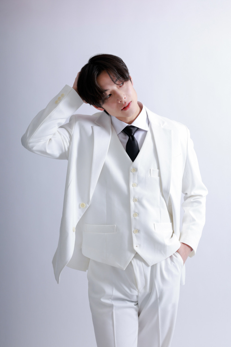 白タキシード&times;黒ネクタイ