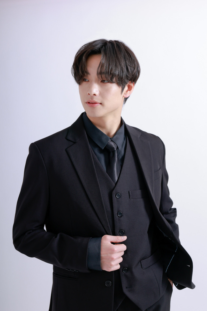 黒タキシード&times;黒ネクタイ