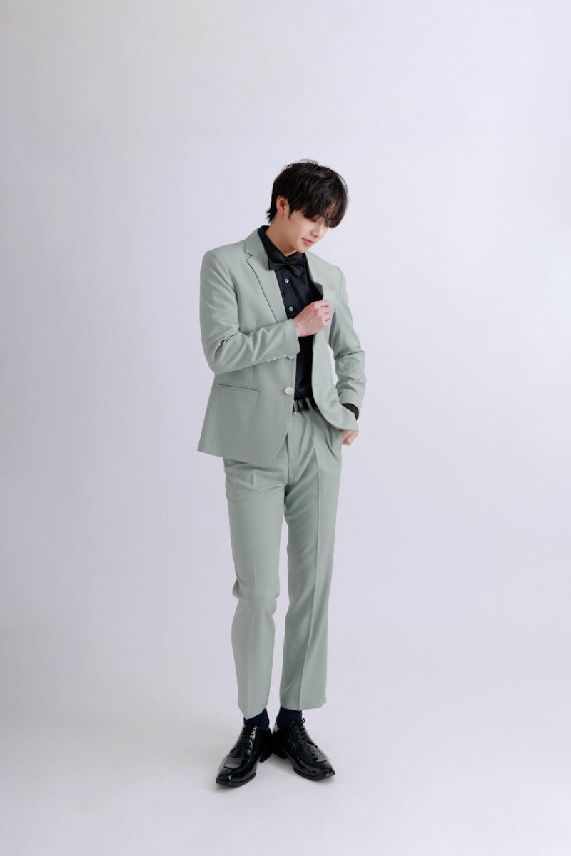 グリーン&times;黒シャツ&times;黒蝶タイ