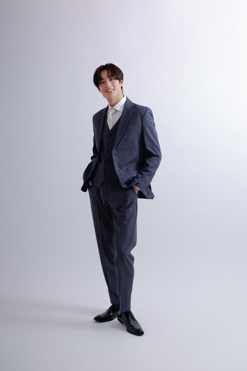 グレー&times;白シャツ&times;白タイ