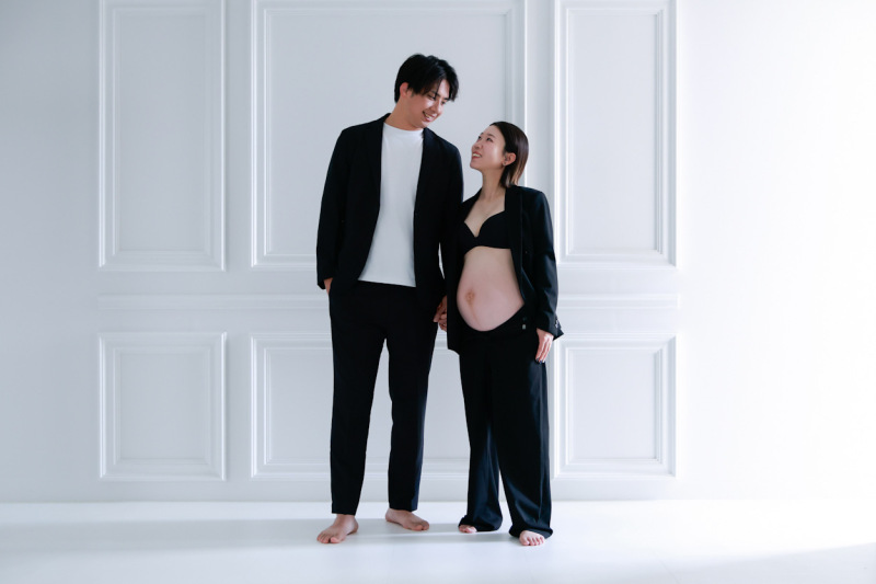 自然光の中、見つめ合うふたり