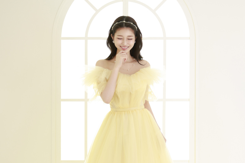 写真だからこそ映える、鮮やかなカラードレス