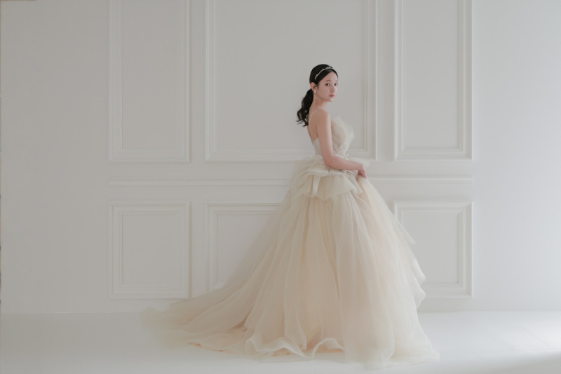 花嫁を引き立てるドレス