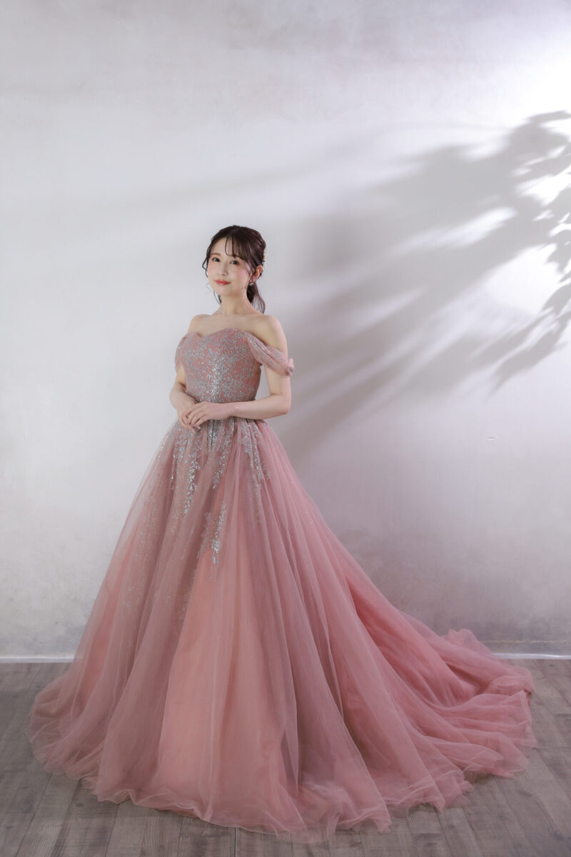 海外有名ブランドのカラードレスも