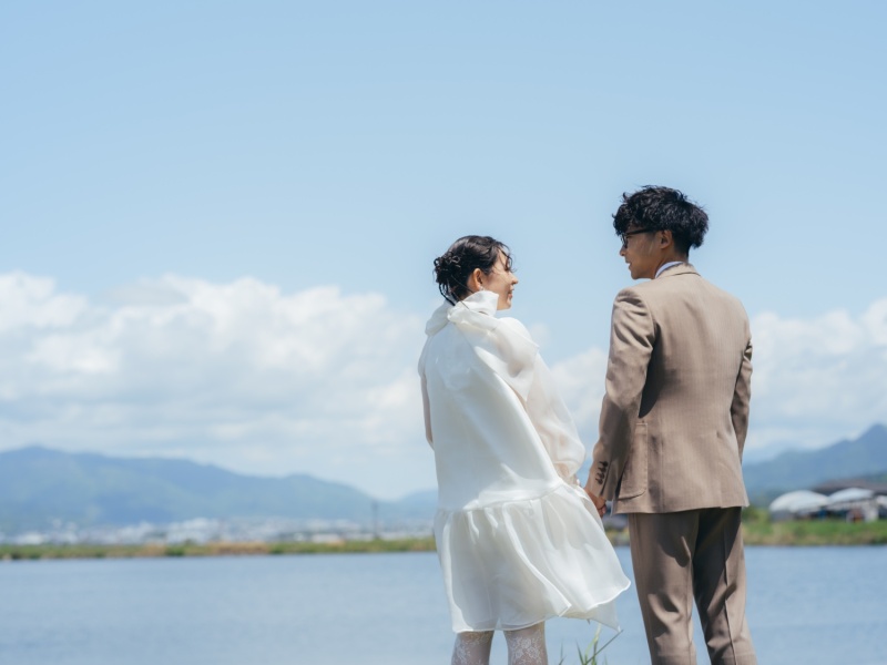 遥かな景色を眺めて、未来を語る後ろ姿