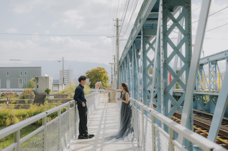 鉄橋の上でブーケをプレゼント