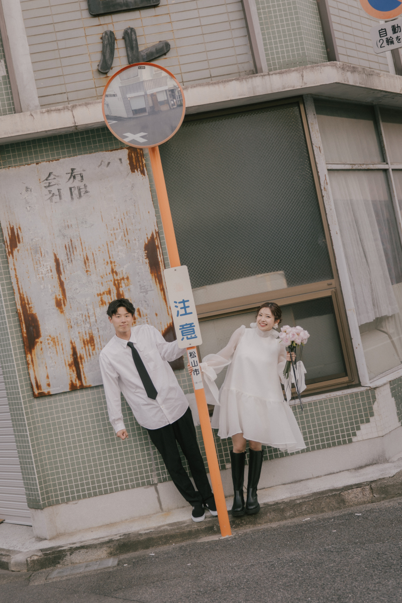 レトロな看板と一緒にお茶目な一枚