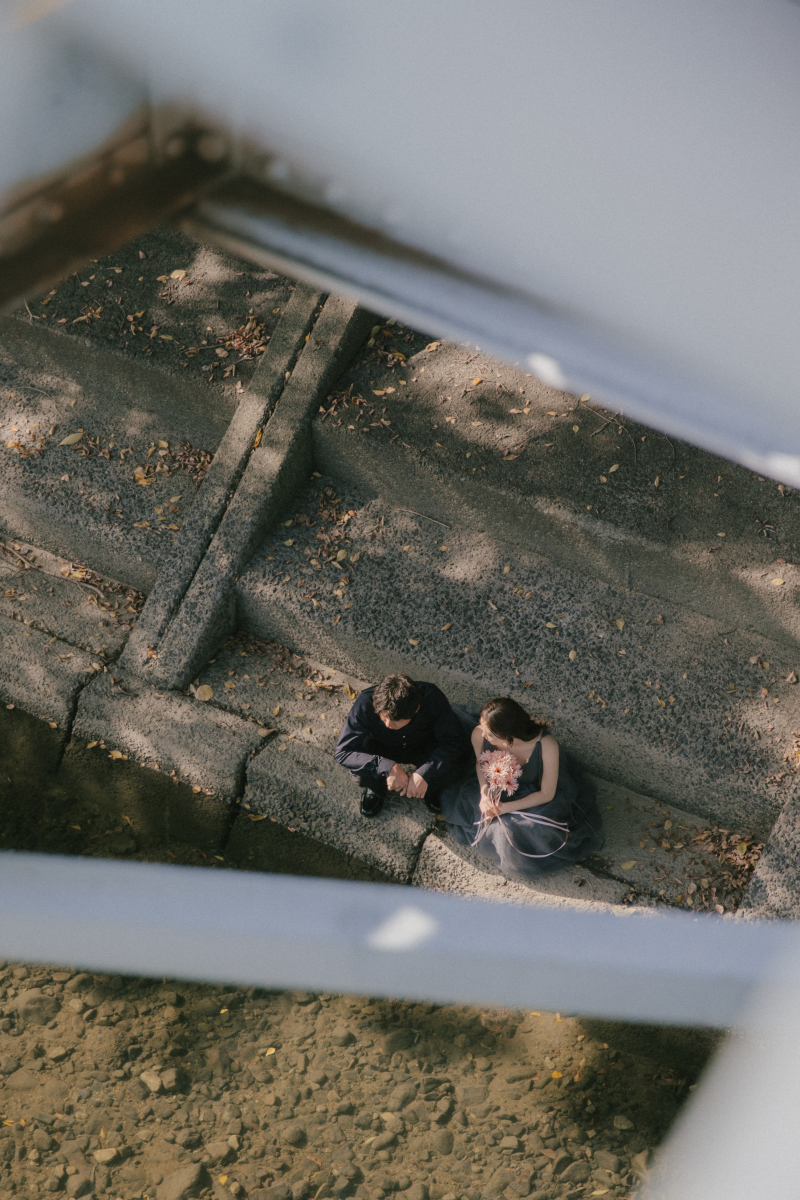 階段に寝転んで、ハイポーズ！