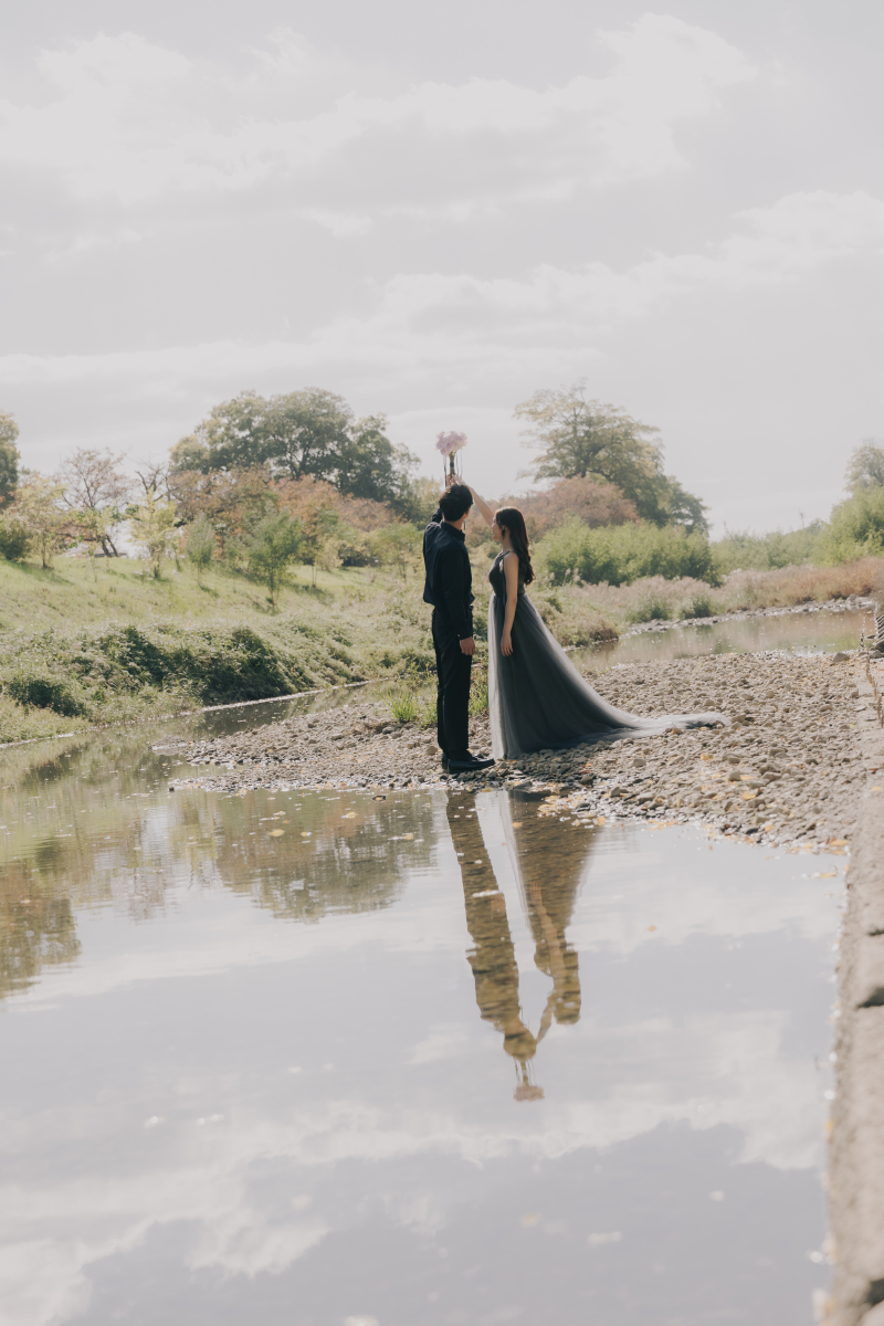 水面に映る、幻想的な二人の姿