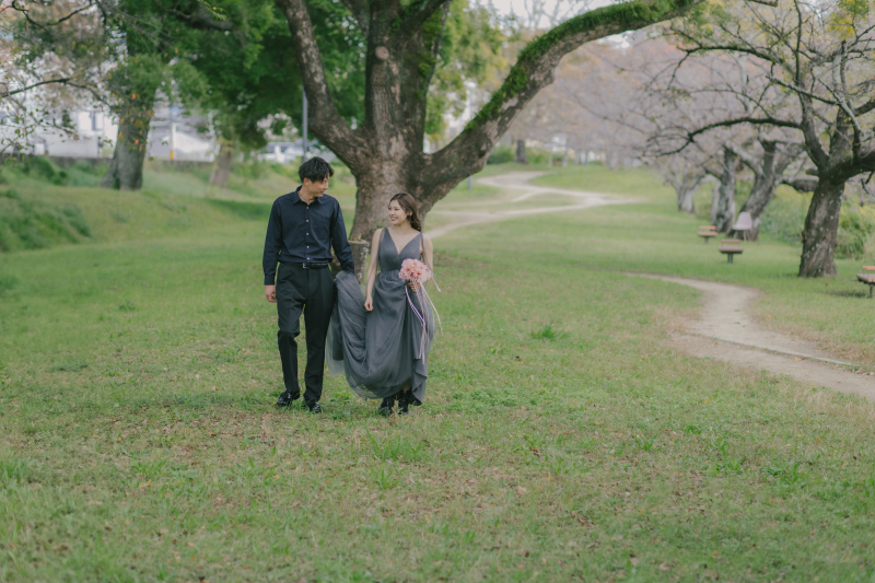 公園の小道を、自然体でお散歩