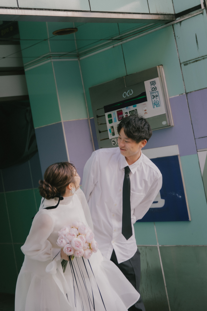 タイルの背景がレトロな街角フォト