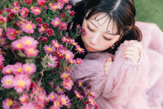 やわらかな花に包まれた、ふんわりと優しい一枚。視線や仕草もナチュラルに導くことで、作り込みすぎない可愛さを引き出しています♪その人らしい雰囲気ごと、やさしく写真に残します！